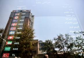 قیمت دلار آمریکا ۲۹ بهمن ۹۸ به ۱۴۲۰۰ تومان رسید