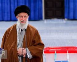 حضرت آیت الله خامنه‌ای: هر کس به منافع ملی علاقه‌مند است در انتخابات شرکت کند