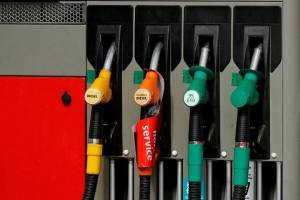 قیمت بنزین آمریکا به زیر ۲ دلار برای هر گالن سقوط کرد