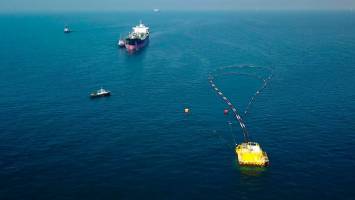   آغاز عملیات بارگیری نخستین محموله صادراتی نفت ایران از دریای عمان