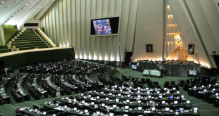 دهقان: کارت زرد به وزیر اقتصاد کج‌سلیقگی سیاسی بود