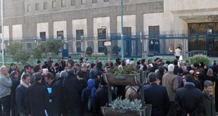 تجمع خانواده‌های ایرانیان زندانی در ترکمنستان مقابل مجلس