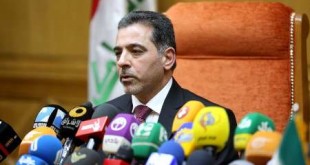 بوسه وزیر کشور عراق بر دست یک سرباز